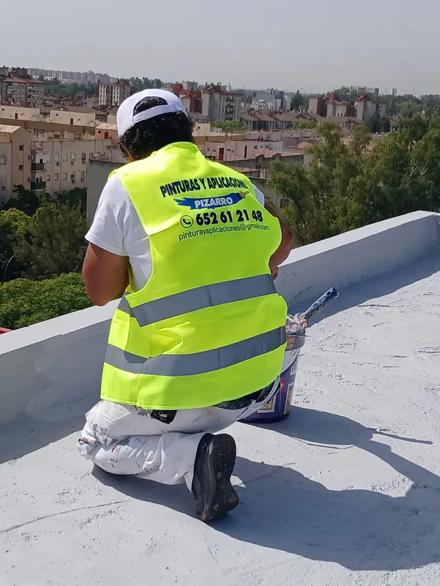 Operario aplicando producto sobre cubierta