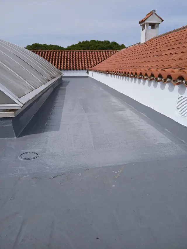 Pasillo de azotea impermeabilizado junto a tejado de teja