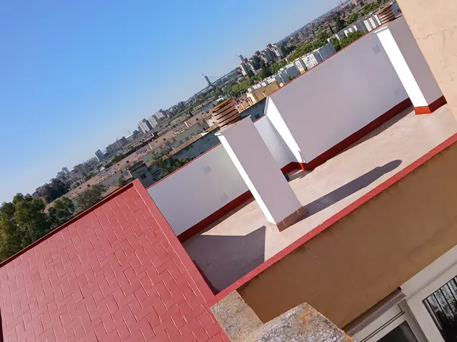 Azotea con petos pintados y cubierta roja