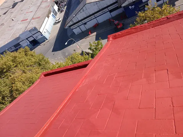 Cubierta inclinada tratada con caucho rojo