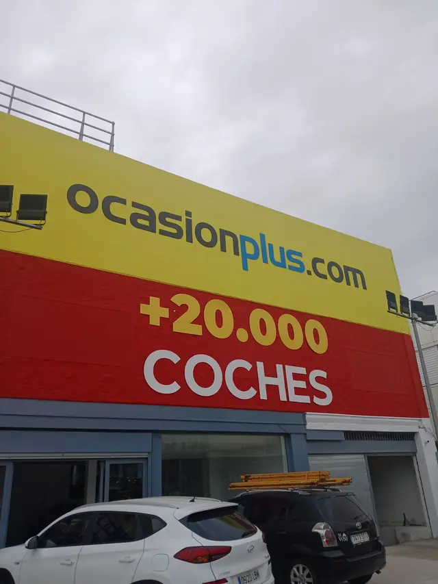 Fachada de concesionario pintada en rojo y amarillo