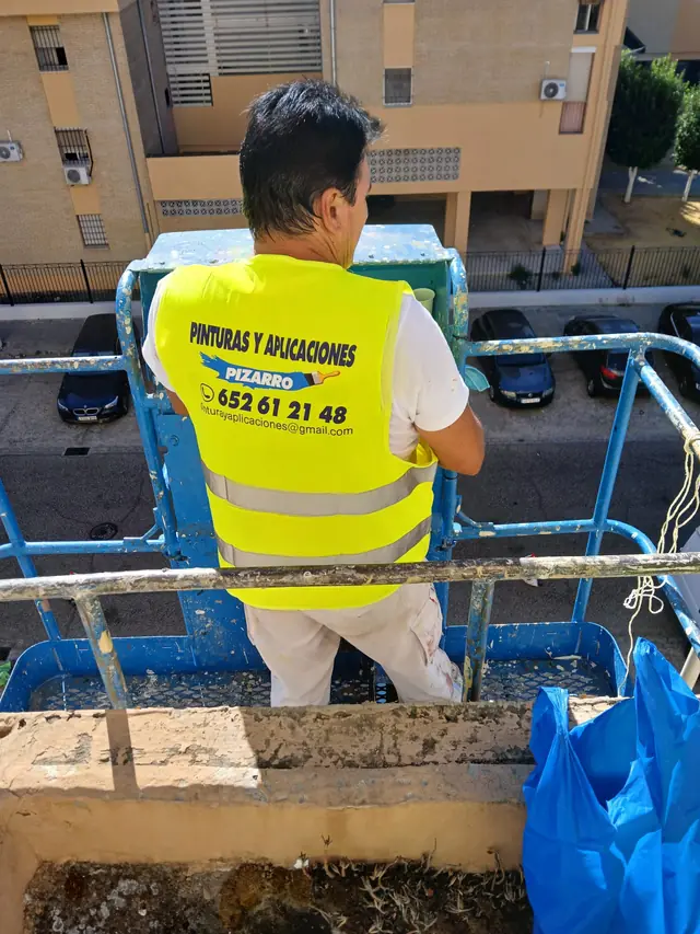 Operario trabajando desde plataforma elevadora
