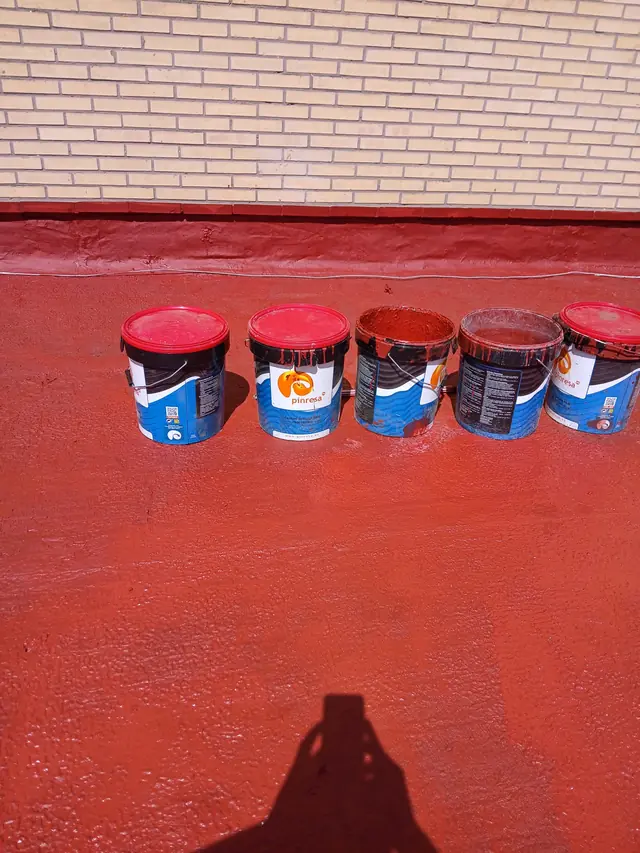 Botes de producto sobre cubierta terminada en caucho rojo